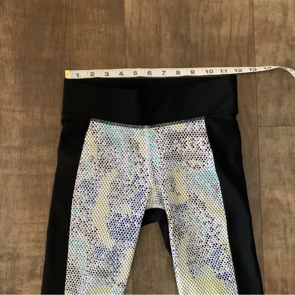 Under Armour compression capris dot design - Picture 4 of 8